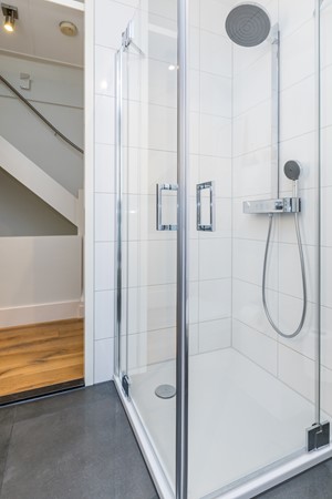 Foto - Verkocht onder voorbehoud: In een rustige en kindvriendelijke woonomgeving staat deze moderne instapklare geschakelde twee-onder-een-kapwoning (bouwjaar 2011) met voldoende woonoppervlakte, garage en tuin.